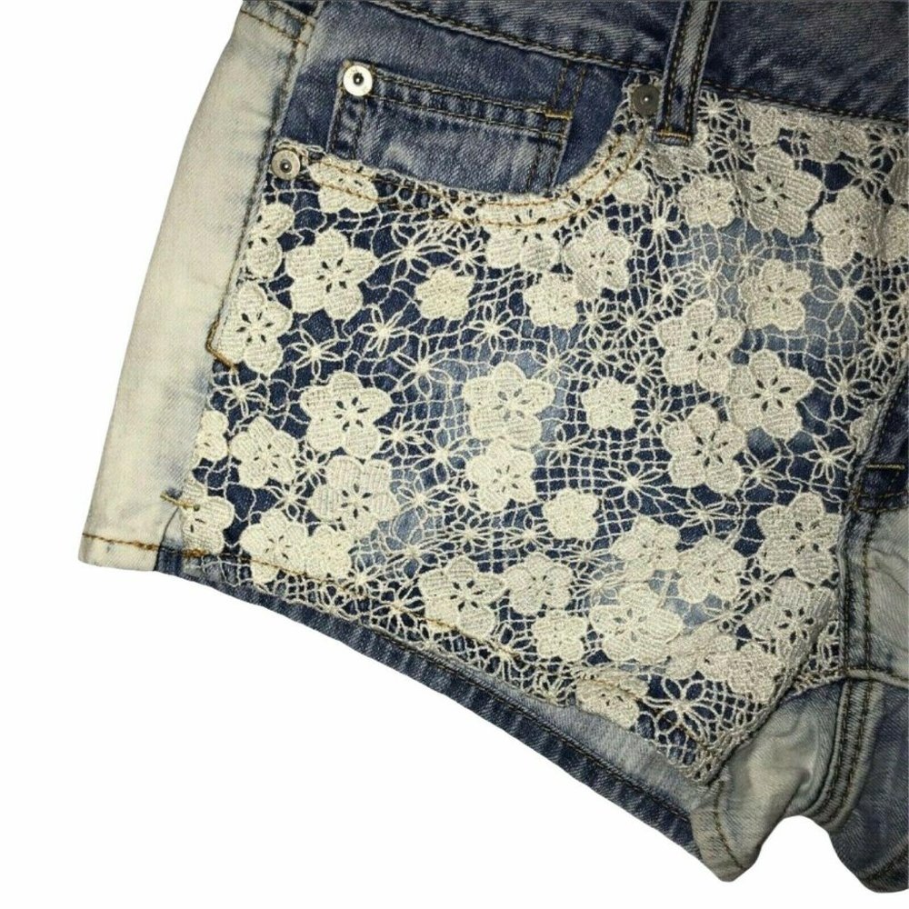 American Eagle Bleach Ombre Floral Lace Shorts 4 - Picture 4 of 8